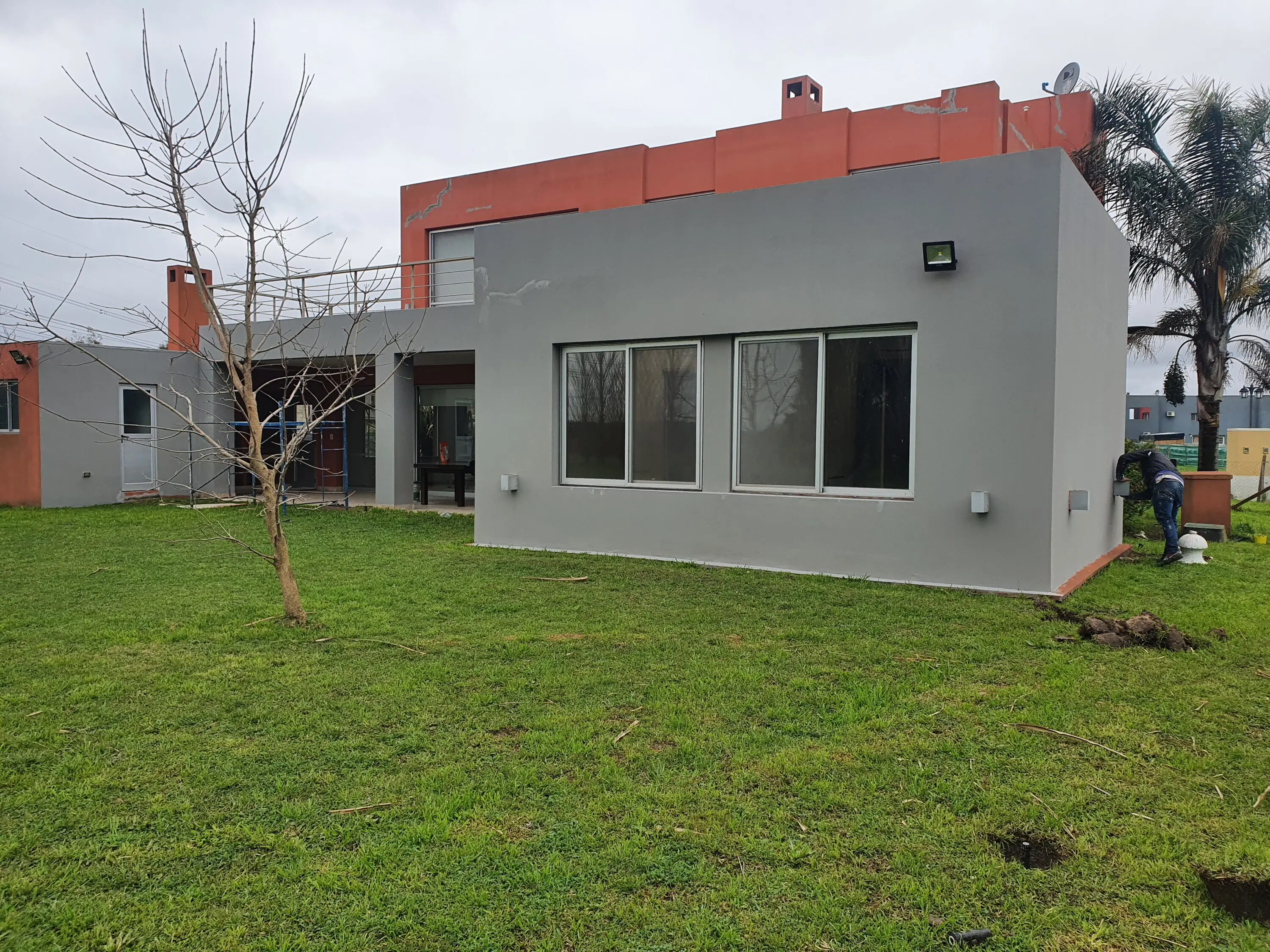 Pintura exterior casa moderna Zona Oeste